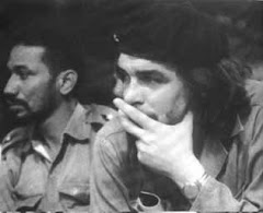 Cena hipotética: Guevara, desconfiado, ouvindo discurso de Chávez.