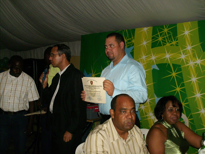 ENTREGA CERTIFICADO AL SR. VICTOR VENTURA DE CEMEX DOMINICANA