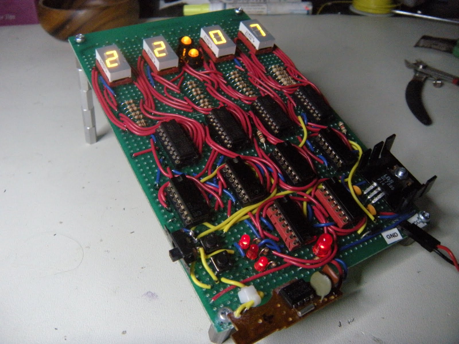 Digital Clock - 7490 Decade Counters and a Hacked Quartz Clock