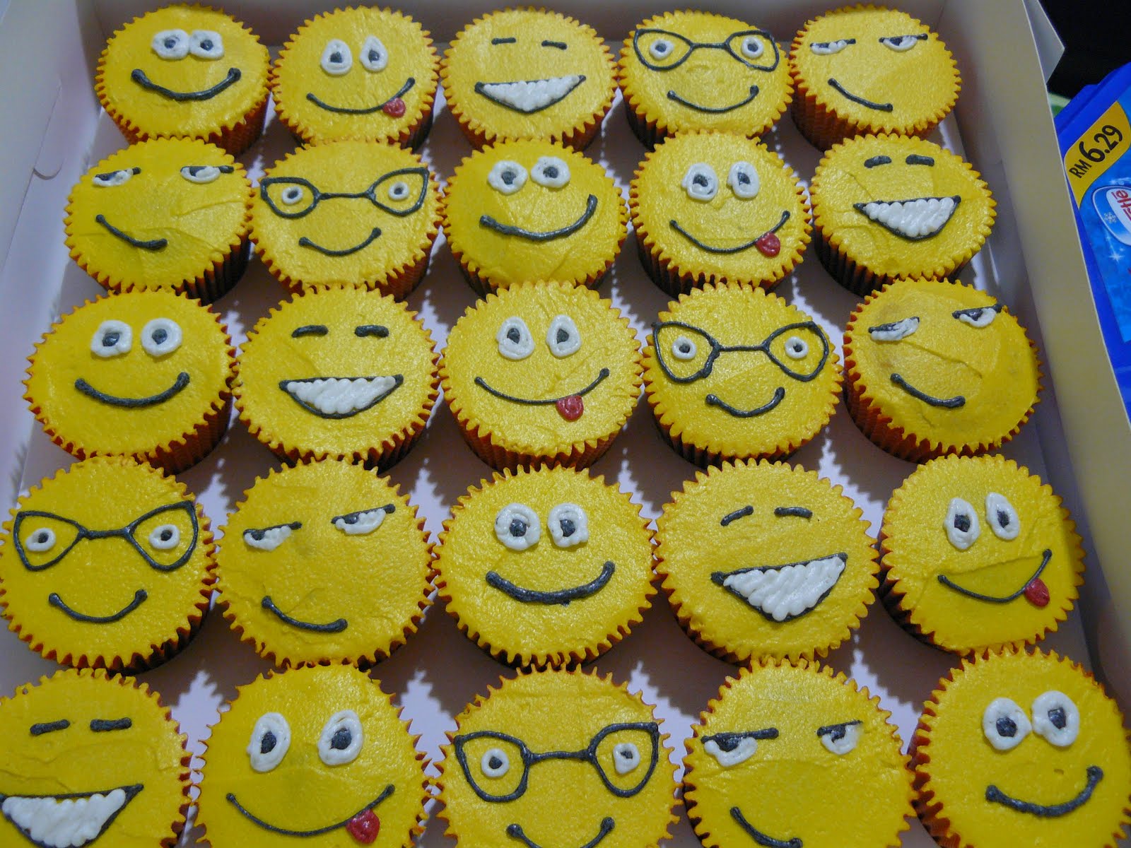 fresh from the oven: Smiley Cupcakes