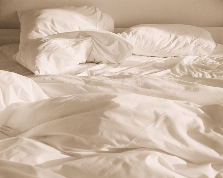 Разобранная постель. Смятая постель. Белая смятая постель. Смятая кровать. Мятое постельное белье.