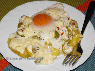 Cartofi copti cu branza burduf si oua la cuptor