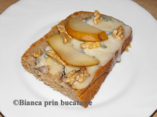 Bruschete cu Gorgonzola, nuci si felii de pere