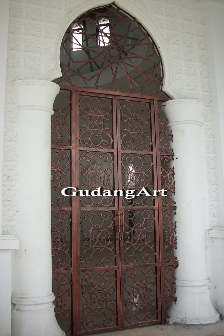 Ornamen Cor Logam Pada Pintu  Utama  Masjid Baiturrahman 
