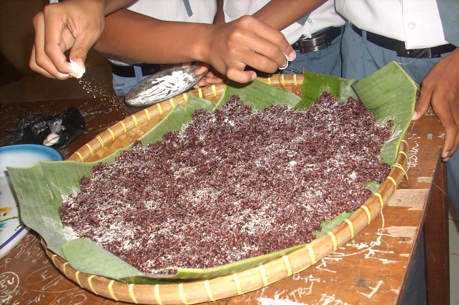Broken Wings: Cara Membuat Tape Ketan Hitam (Praktek Biologi)