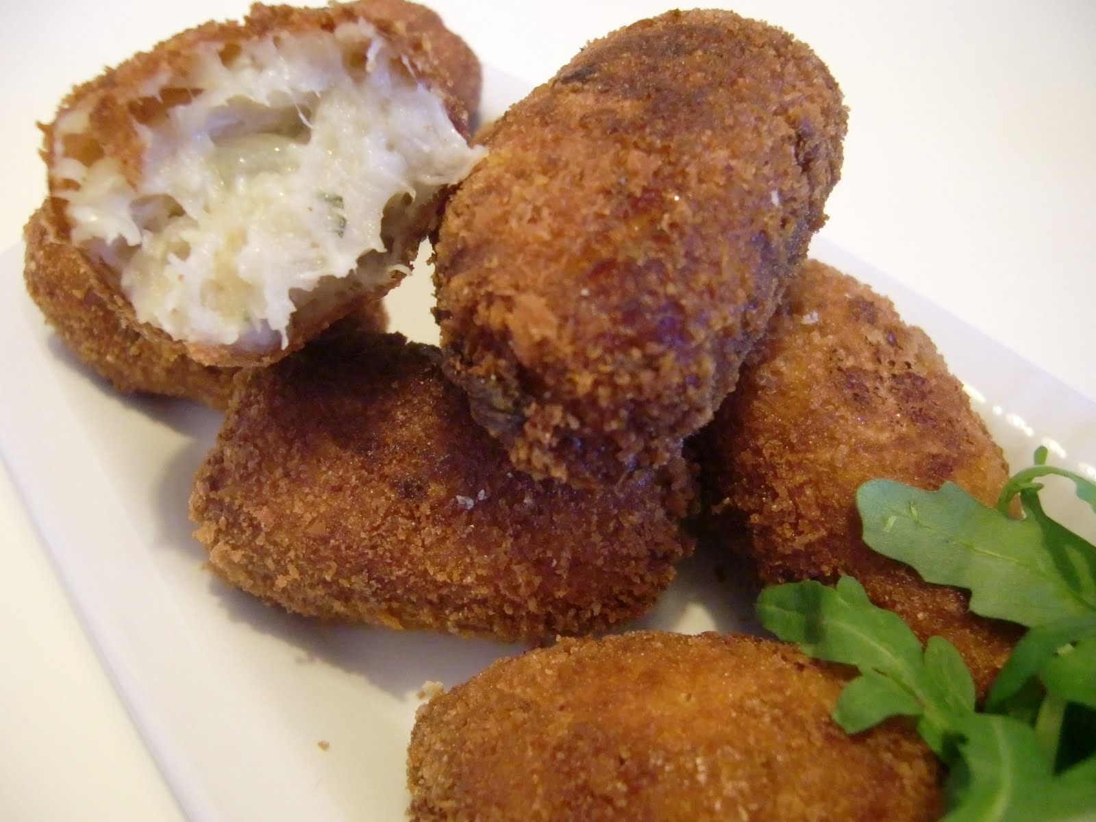 Con pan y postre Croquetas de pollo, hierbabuena y caldo casero