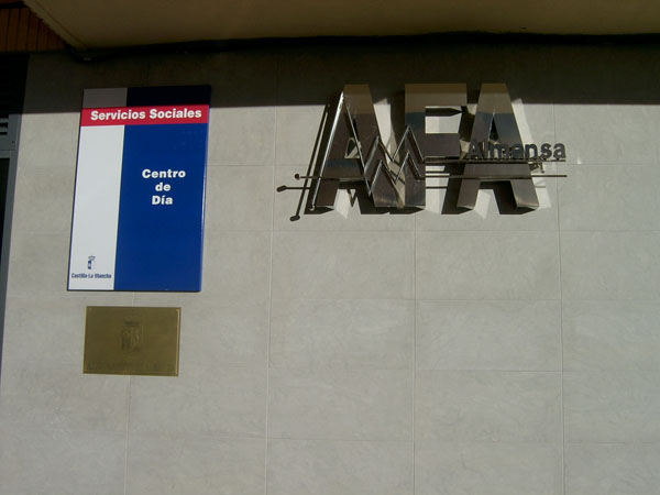 [FachadaCentroPeque.jpg]