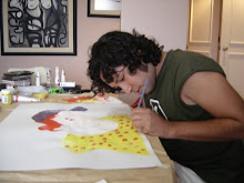 Diego Ugaz trabajando una cartulina