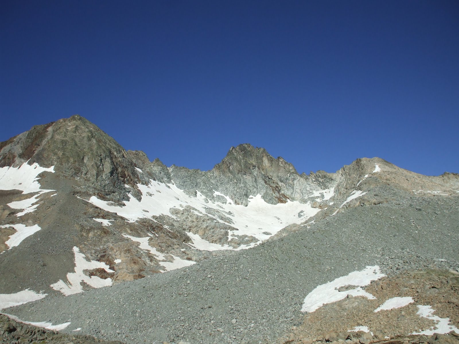 Les abricotiers Pic Badet 3160m et Pic Maou 3074m (HautesPyrénées)