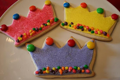 Frosted sugar cookie crowns