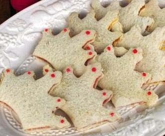 Small sandwhiches in the shape of crowns