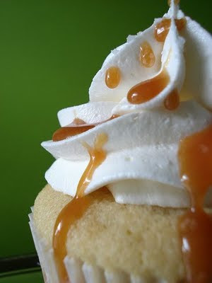 Vanilla cupcake with white frosting and caramel drizzle
