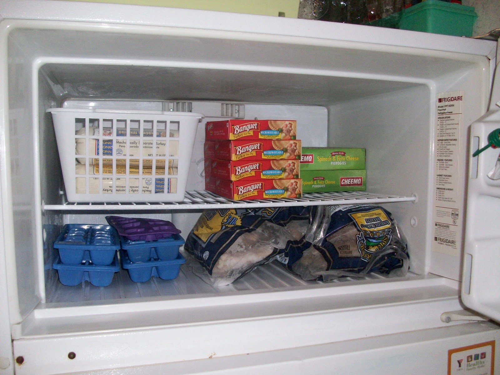 Почему воняет холодильник. Холодильник с морозильной камерой. Морозильник из холодильника. Системник в холодильнике. Нулевая камера в холодильнике что это.