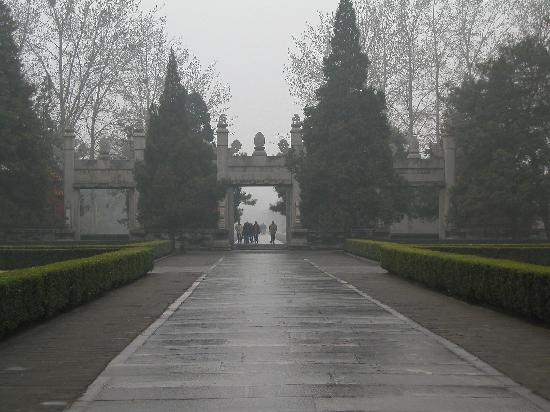 [huge-stone-archway-lying.jpg]