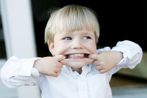 ребенок 6лет стильно скрит зубами год