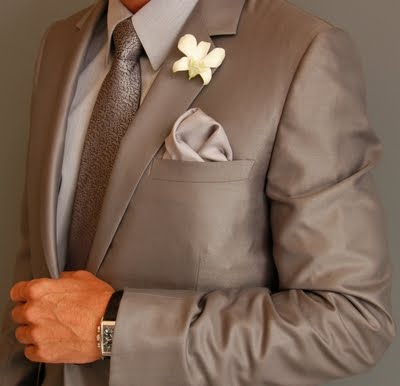 The wedding suit which the groom should wear has to 