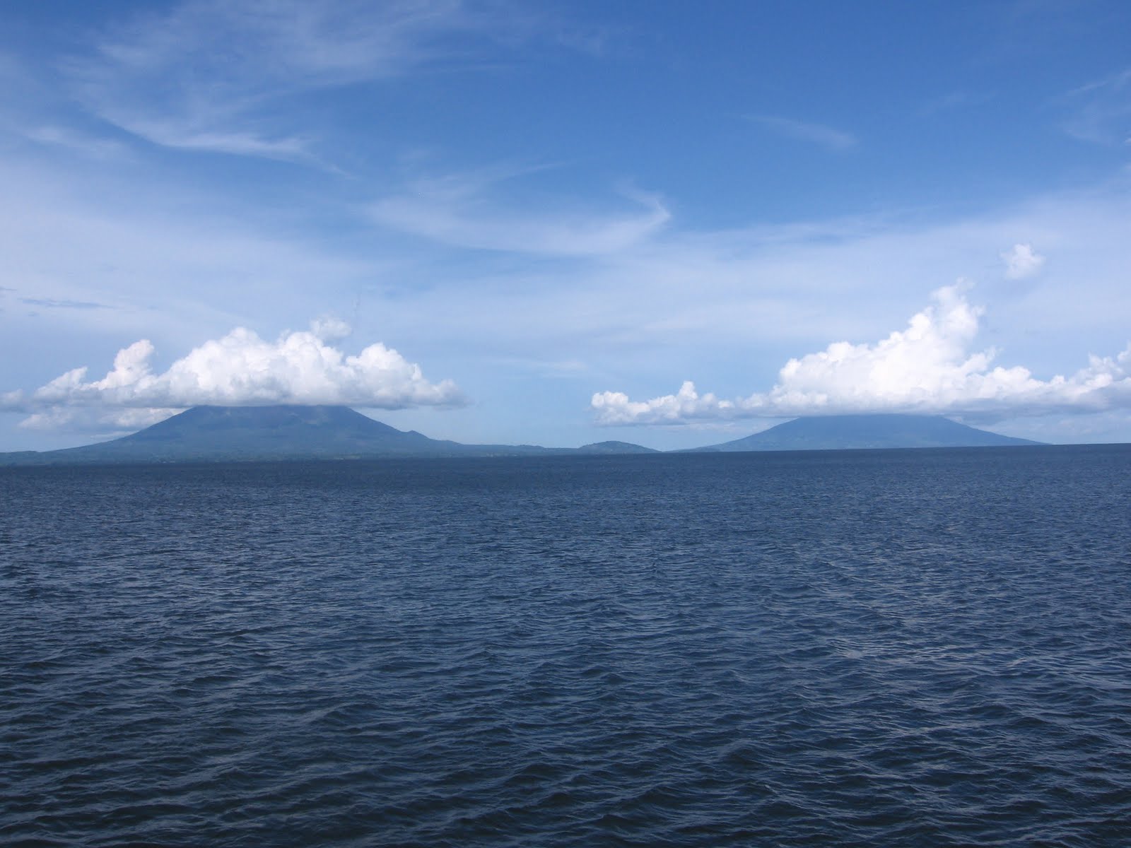 Большое пресноводное озеро в латинской америке. Озеро Никарагуа. Озеро Манагуа. Котловина озера Никарагуа. Озеро Никарагуа в Северной Америке.