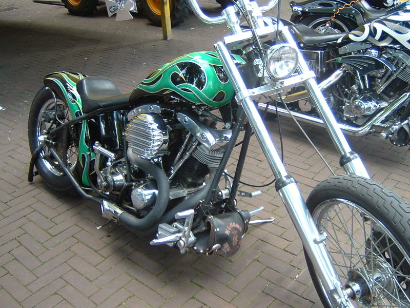 [800px-Harley-Davidson_3.jpg]