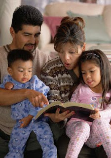 familia leyendo la biblia