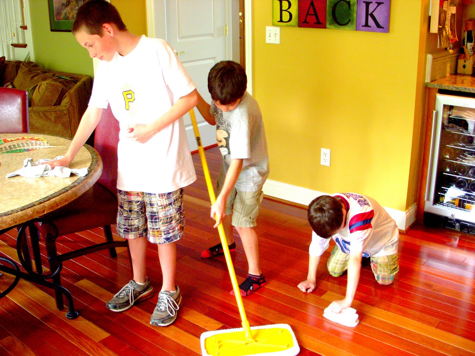 Убираться в комнате. Уборка в доме. Clean up the room. Clean up the room. Уборка дети.