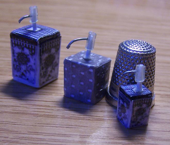 Miniaturas y casas de muñecas: Dispensador de jabón