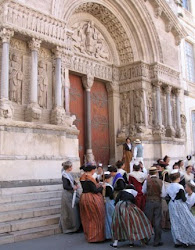 Arles, till kyrkan Ste Trophime en dag av firande och Mistral vind