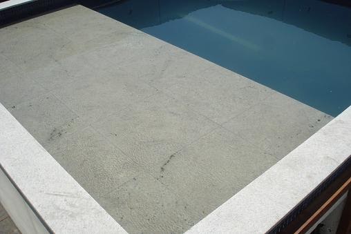 PISO PISCINA EM GRANITO BRANCO LEBLON LEVIGADO ArtMármore PISO PISCINA EM GRANITO BRANCO LEBLON LEVIGADO ArtMármore