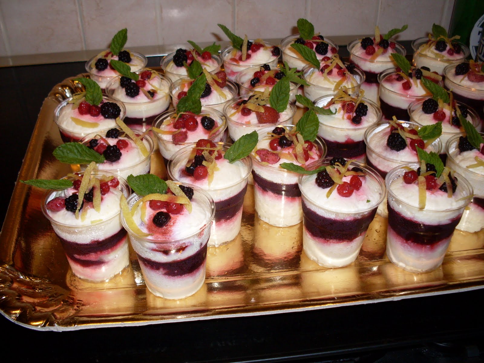 dolci-decorazionietentazioni: Bicchierini di Mousse al Limone con Geleè