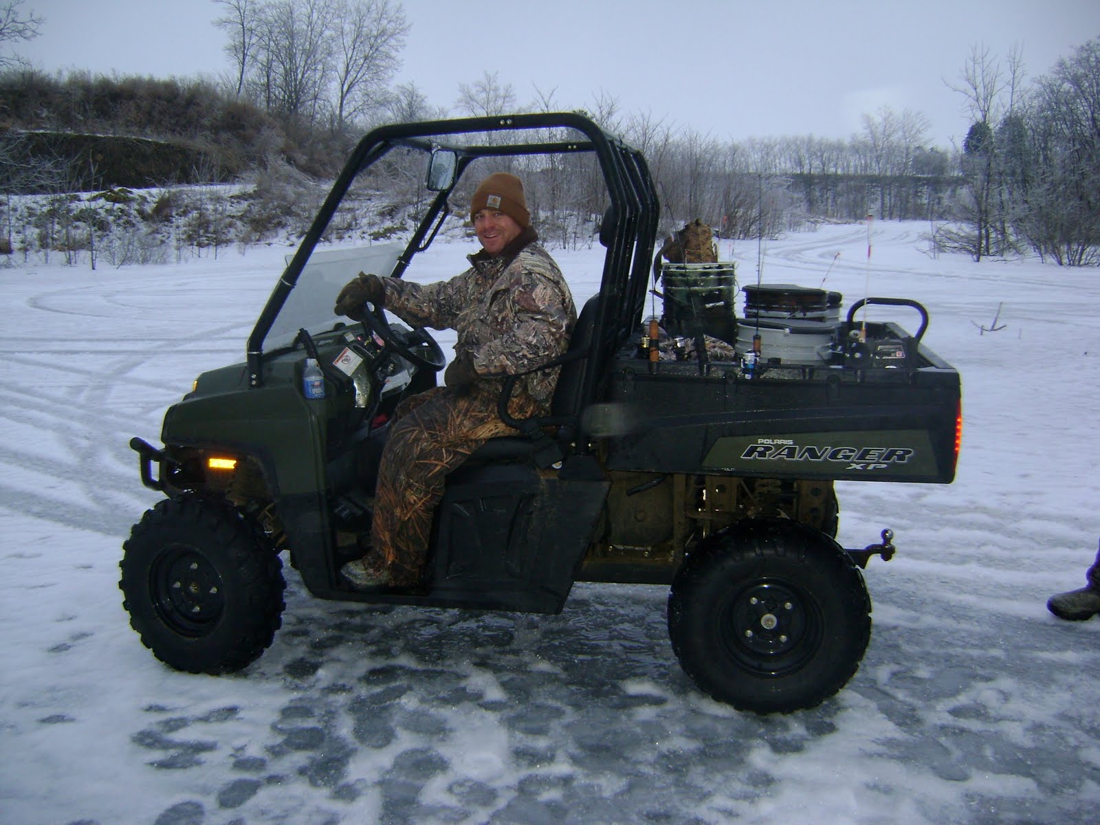 [ice+fishin+008.JPG]