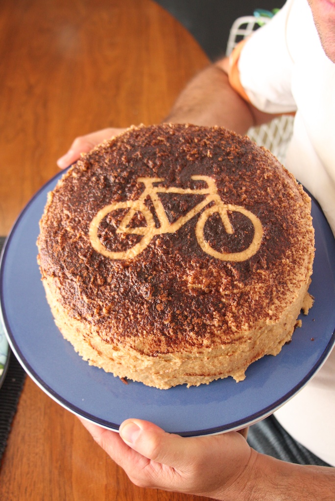 http://3.bp.blogspot.com/_qtKinGlvTt4/TBxmq7c1QYI/AAAAAAAABAY/Yk_T1z6Mx3I/s1600/bicycle-bdaycake.jpg