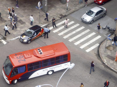 foto aérea da Avenida Borges de Medeiros em cruzamento com a Rua José Montaury no Centro Histórico de Porto Alegre, Rio Grande do Sul, Brasil
