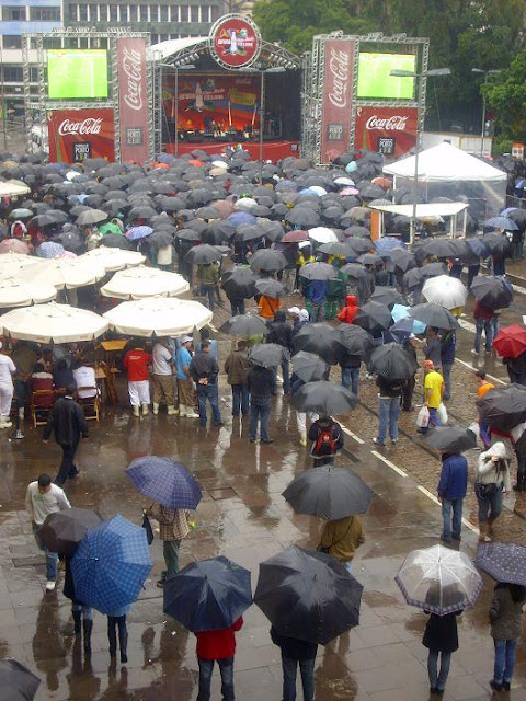 porto alegrenses acompanhando a Copa do Mundo FIFA em telão no Largo Glênio Peres, em Porto Alegre