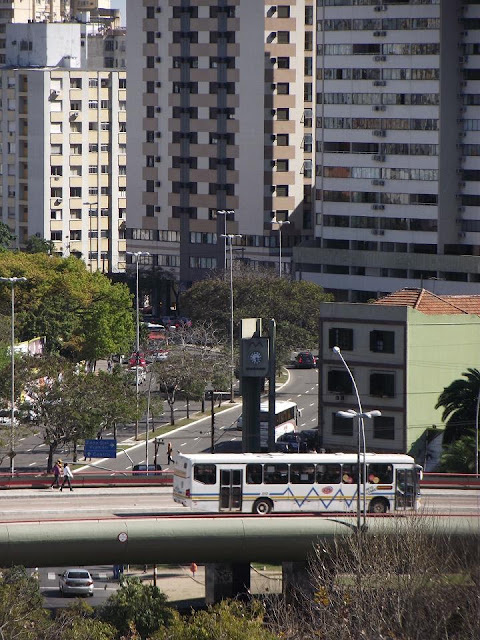 ônibus trafegando sobre o Viaduto Imperatriz Leopoldina em Porto Alegre Rio Grande do Sul Brasil
