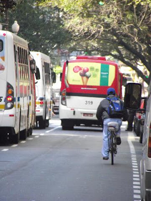 ciclista no trânsito