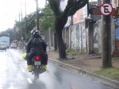 moto motocicleta motoqueiro na chuva