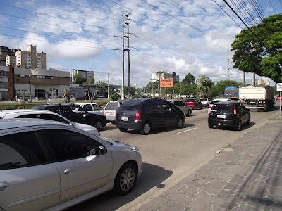 trânsito em Porto Alegre na Avenida Ipiranga, no Bairro Jardim do Salso