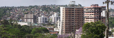 Imagem panorâmica da Zona Leste de Porto Alegre, apresentando os bairros Partenon e Jardim Carvalho. A fotografia foi capturada na Rua Capitão Manoel Pozo Bravo para o Blog Vivendo Porto Alegre