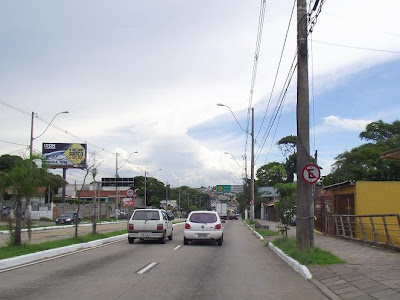 Forno Alegre: apelido dado à Cidade de Porto Alegre pelos porto alegrenses. Foto mostra trânsito de veículos na Avenida Aparício Borges em uma tarde quente de verão