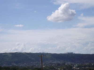 imagem mostra um céu parcialmente nublado sobre o Morro Santana, em Porto Alegre, em perspectiva obtida no Município de Viamão