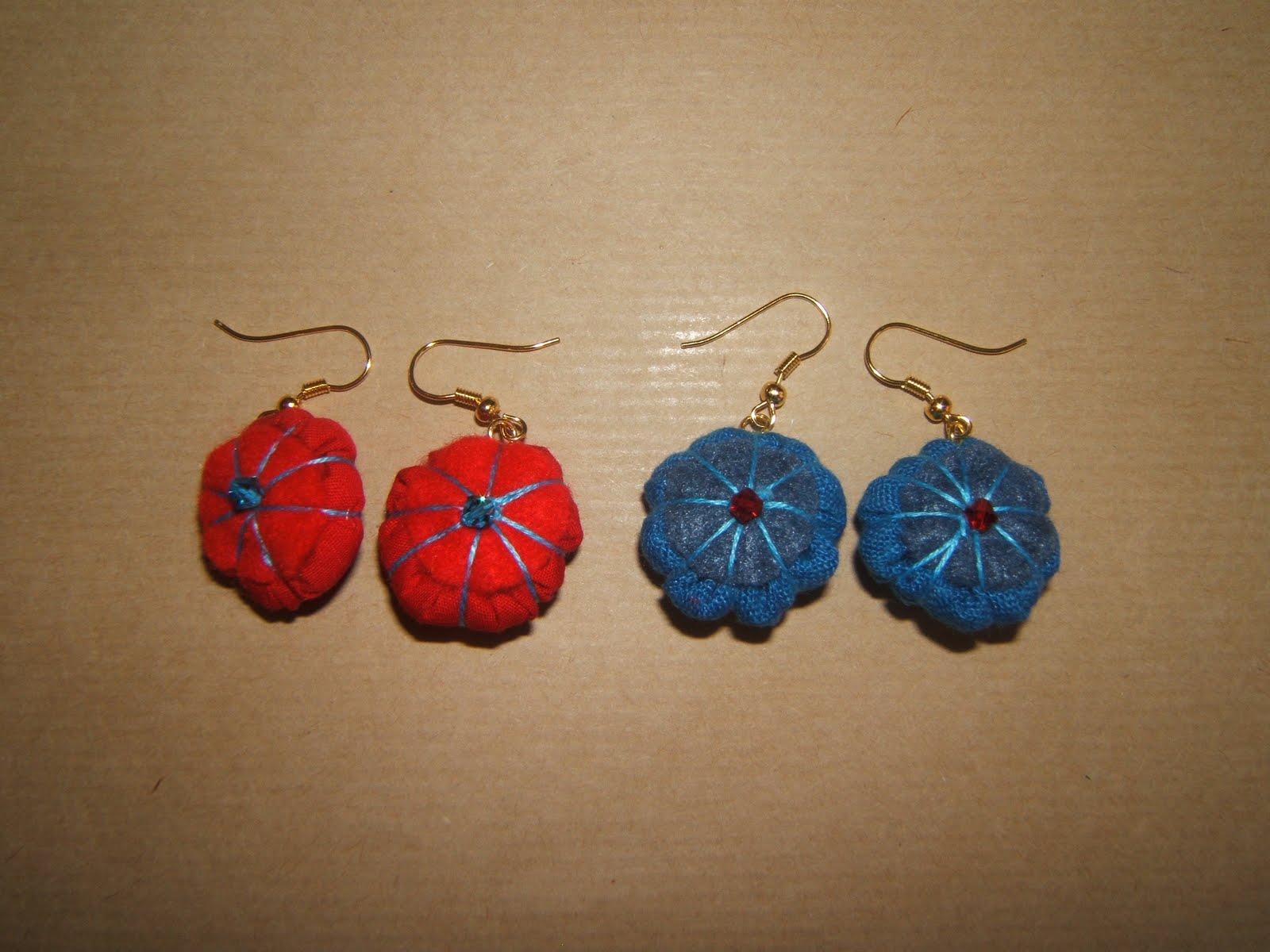 Boucles D'oreilles Pendantes Fleur En Tissu Doré - Dormeuses Légères Et Tendance