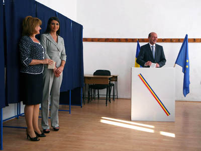[basescu-eba-elena-traian-maria++de+octav-ganea.jpg]