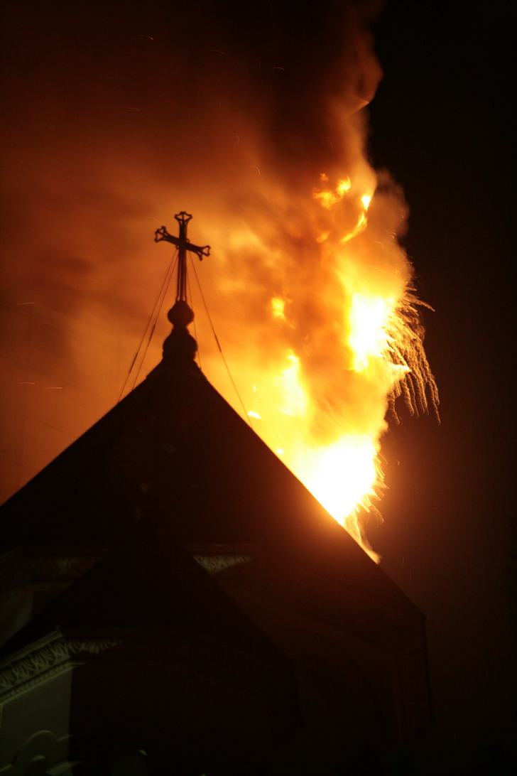 [IMG_7284_Incendiu+Armeneasca+Millenium+Nichitus.JPG]