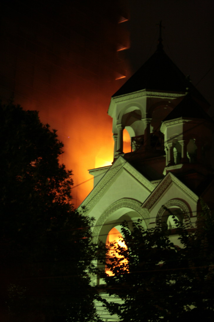 [IMG_7199_Incendiu+Armeneasca+Millenium+Nichitus.JPG]