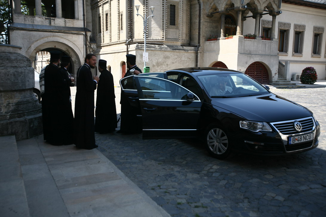 [Ierarhi+pe+fuga+de+la+parastasul+PF+Teoctist.JPG]