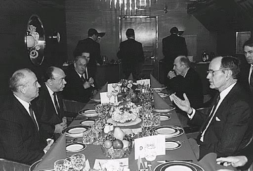 [gorbaciov+bush+malta.jpg]