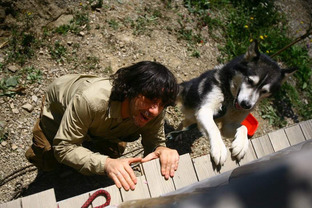 [Roncea+si+cainele+la+manastire.JPG]