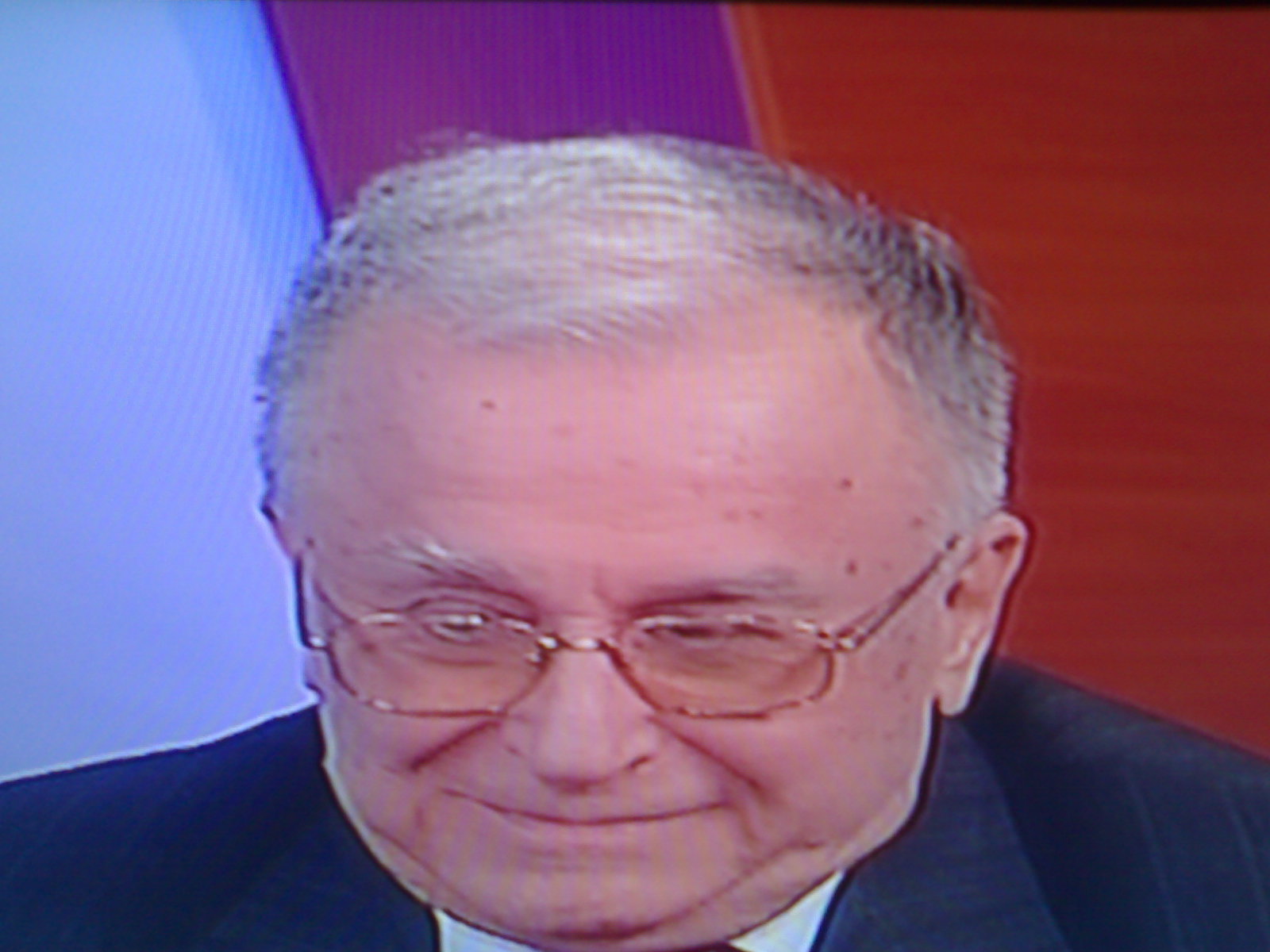 [Iliescu+bube+fata.jpg]
