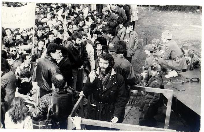 [Dumitru+Iuga+la+TVR+in+decembrie+1989.jpg]