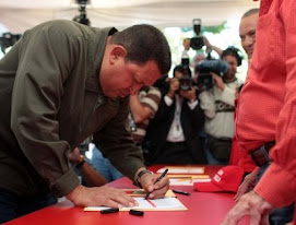 Hugo Chavez apoyando la Enmienda