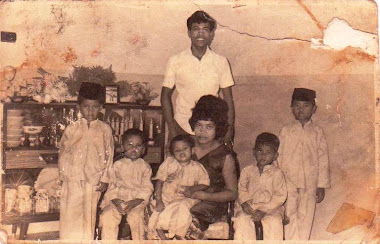 Gambar Keluarga semasa di Singapura 1968